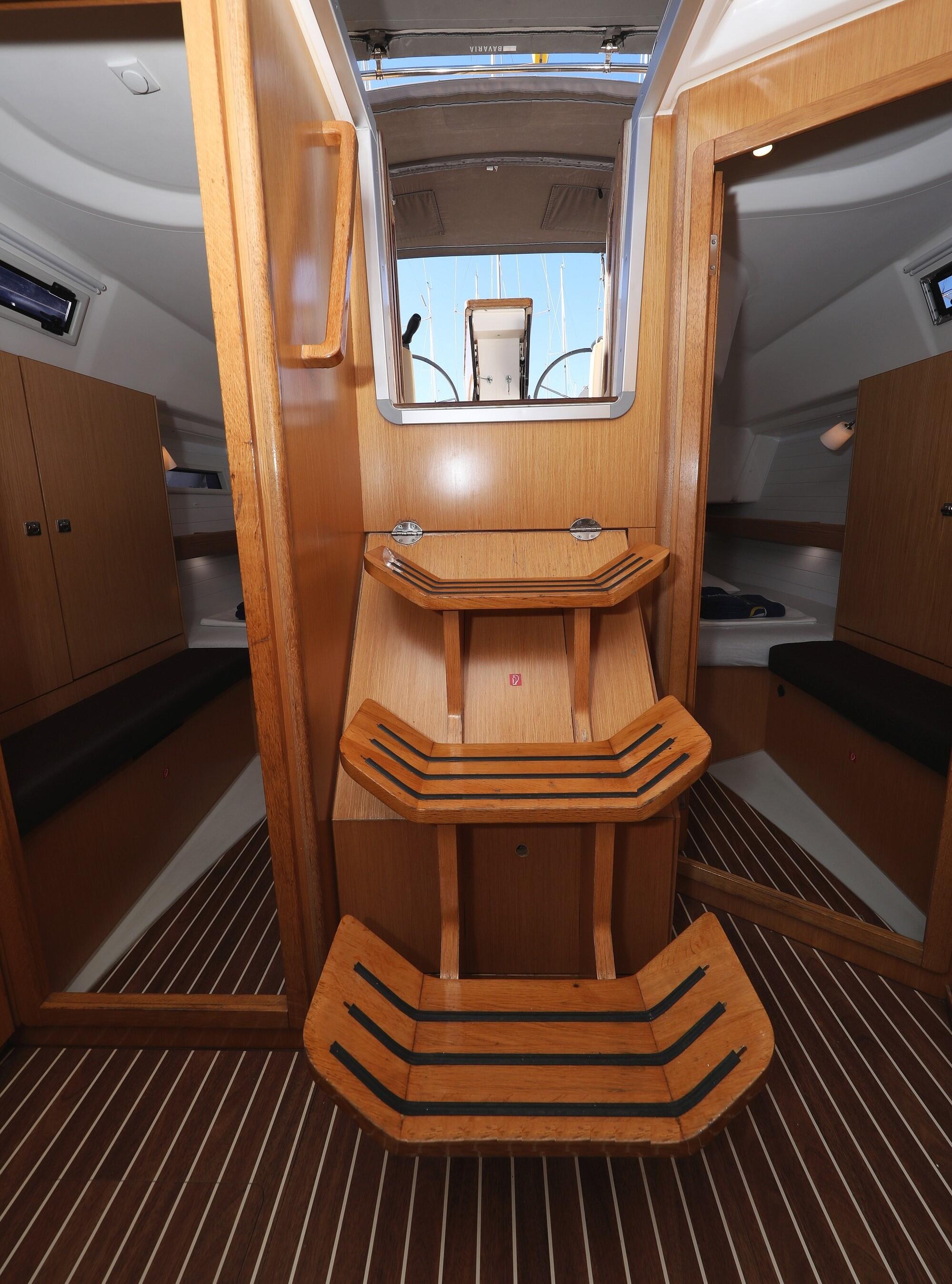 Sailing yacht 
