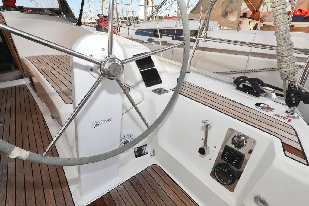 Sailing yacht 