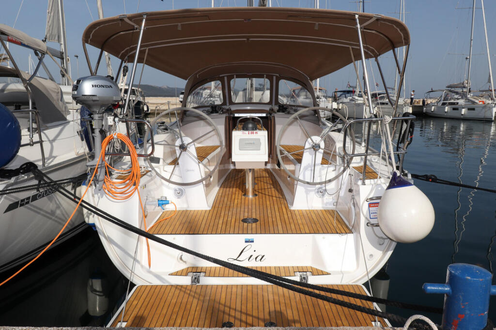 Sailing yacht 