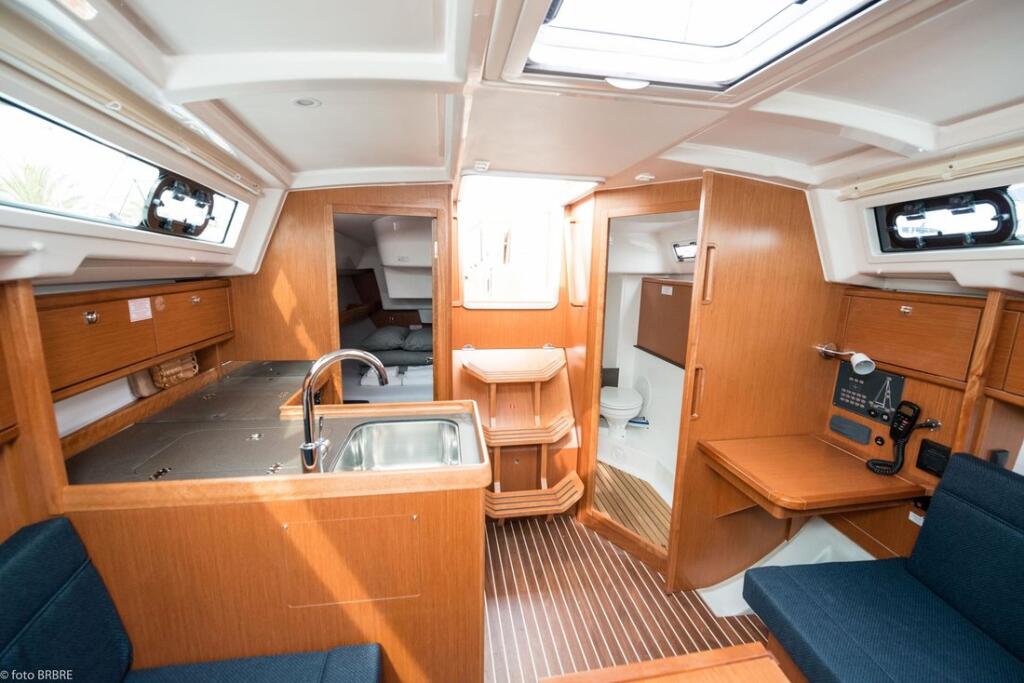 Sailing yacht 