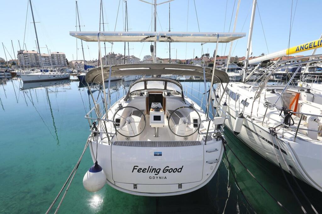 Sailing yacht 
