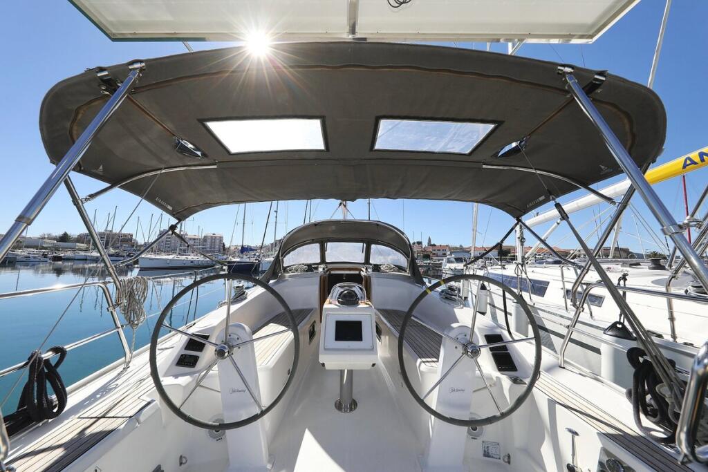 Sailing yacht 