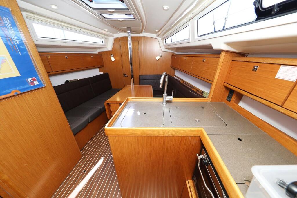 Sailing yacht 
