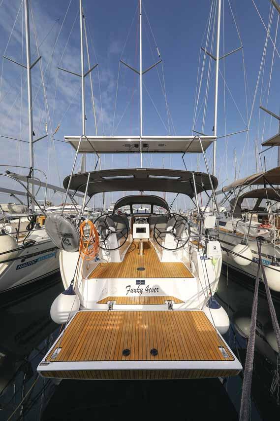 Sailing yacht 