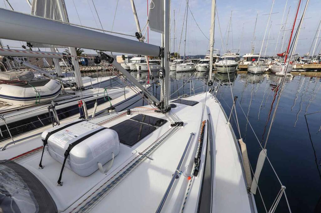 Sailing yacht 