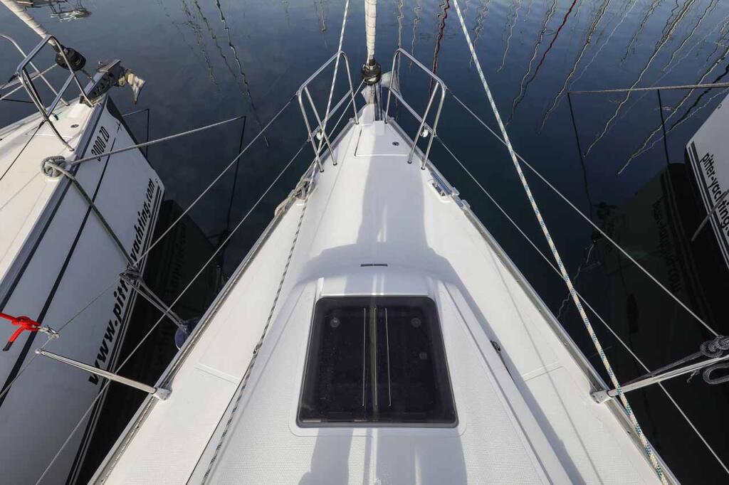 Sailing yacht 