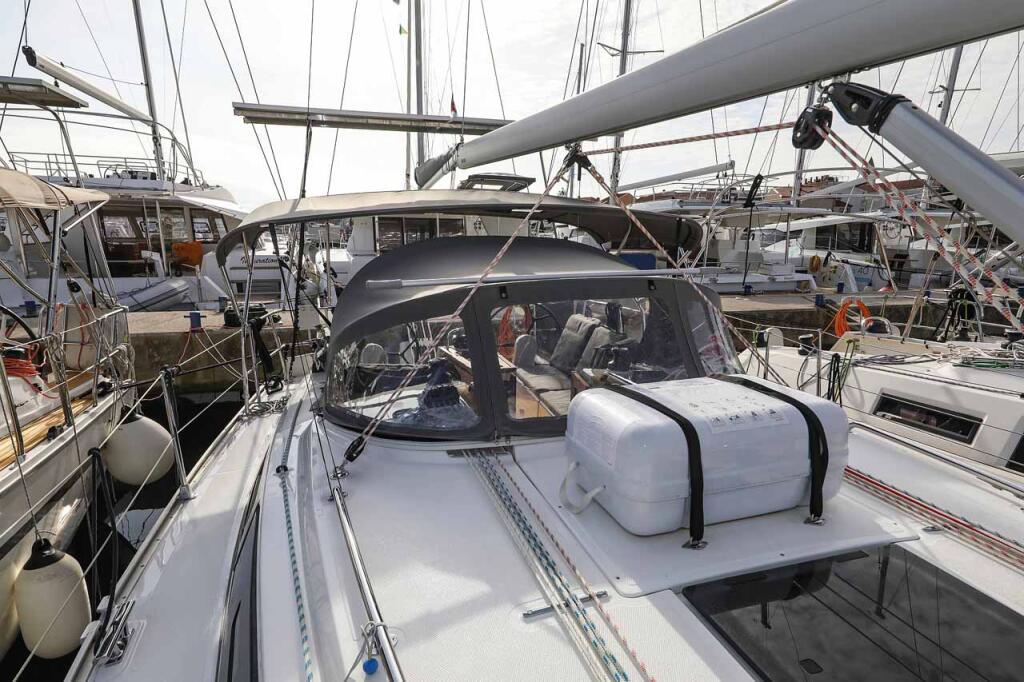 Sailing yacht 