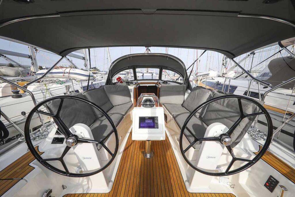 Sailing yacht 