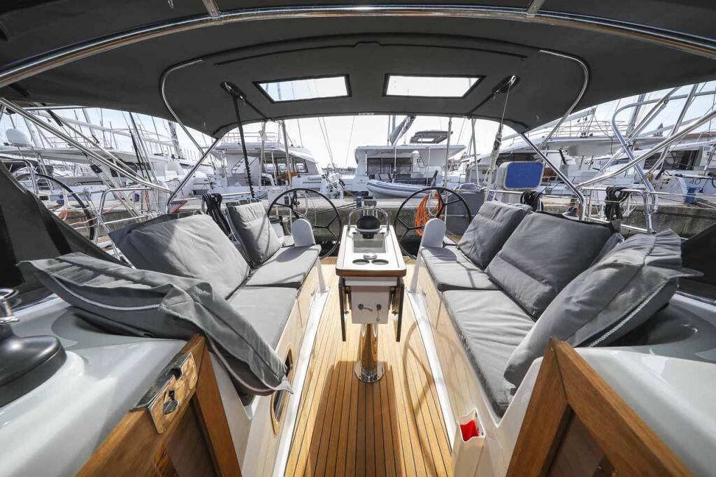 Sailing yacht 