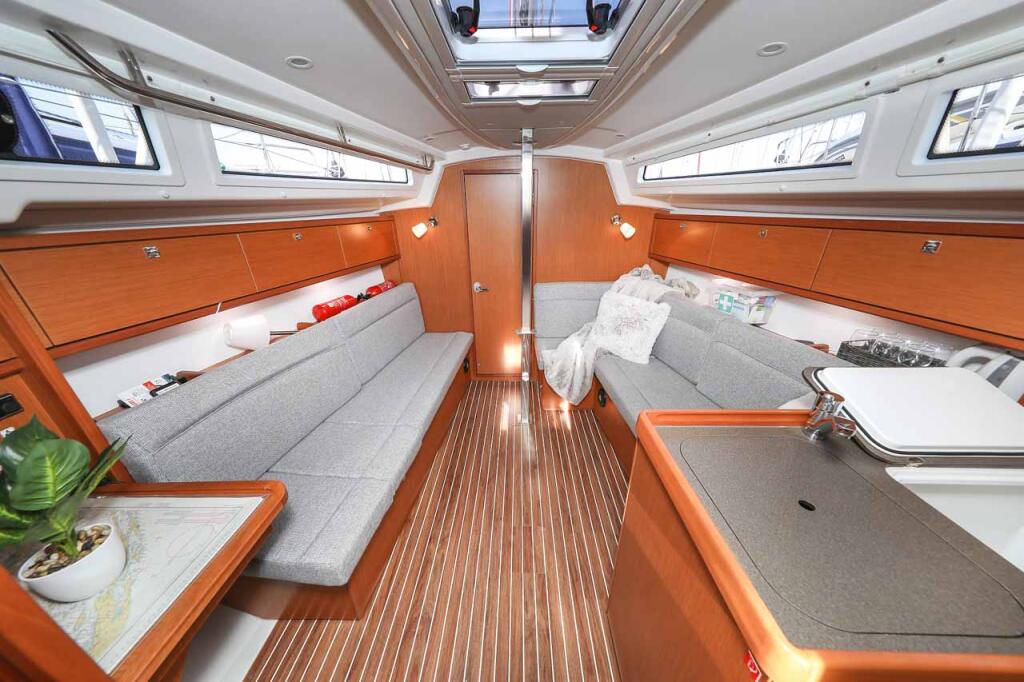 Sailing yacht 