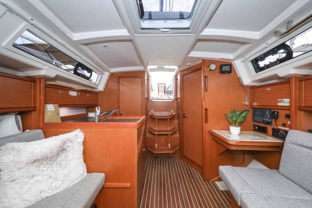 Sailing yacht 
