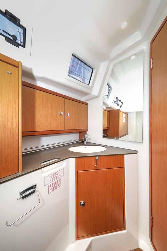 Sailing yacht 