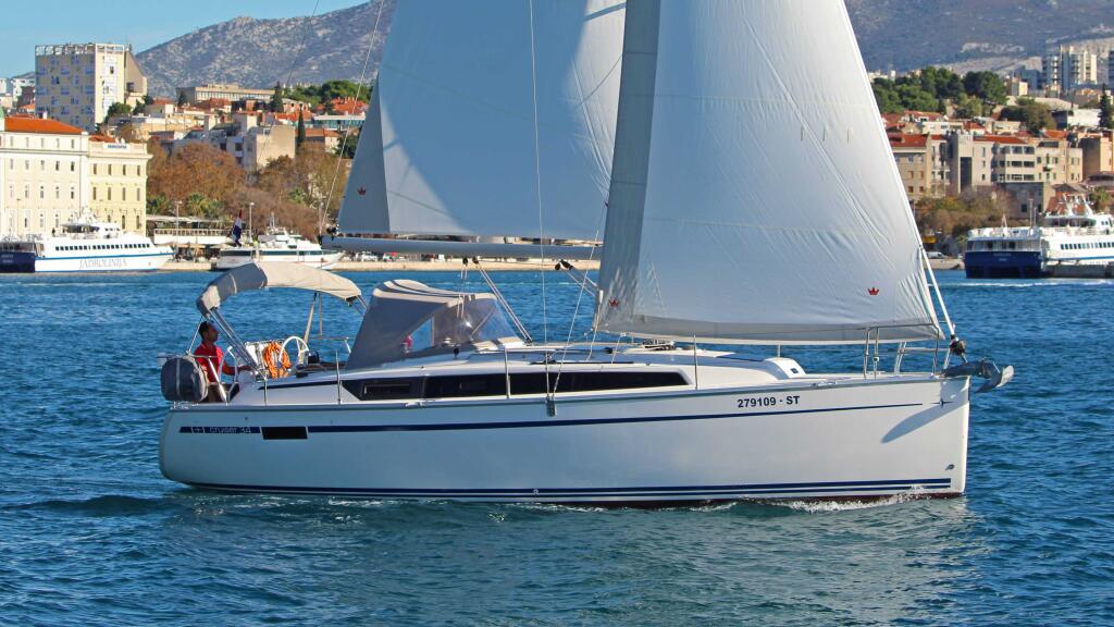 Sailing yacht 