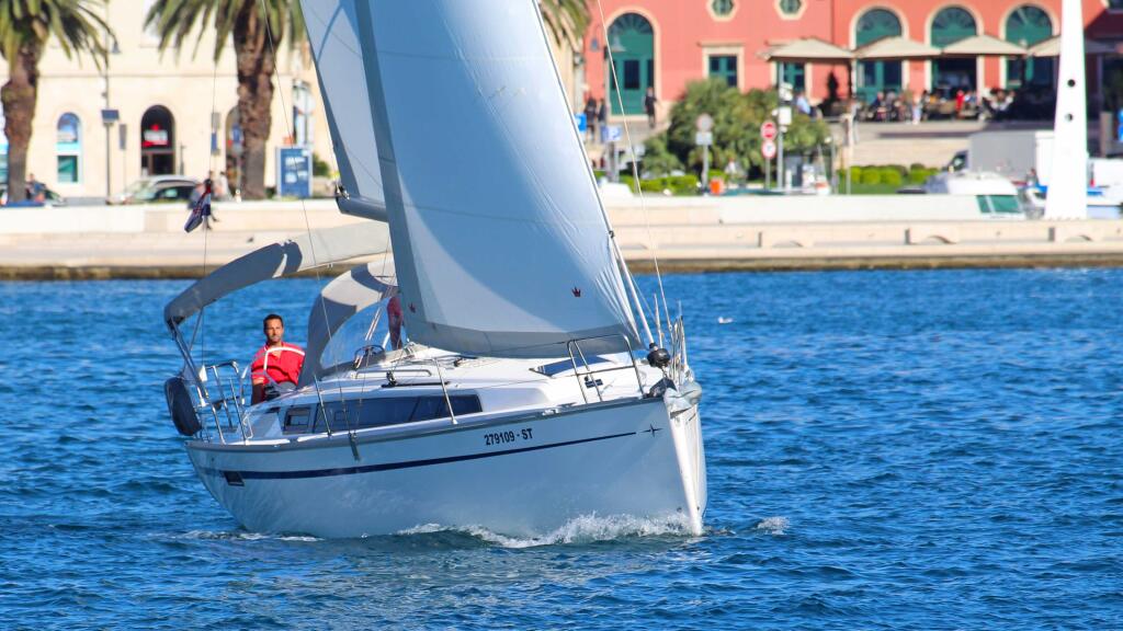 Sailing yacht 