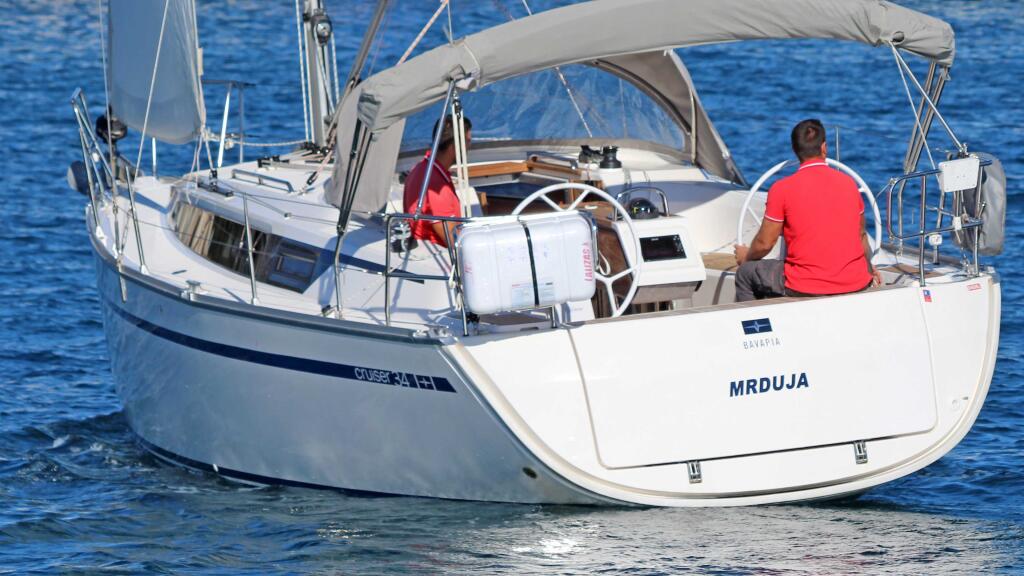 Sailing yacht 