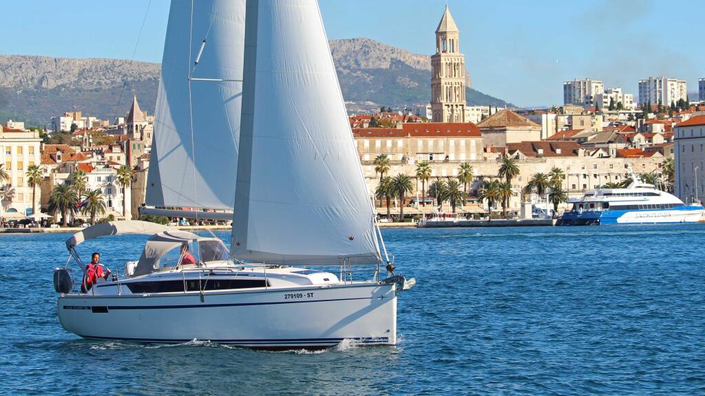 Sailing yacht 