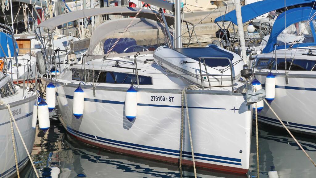 Sailing yacht 