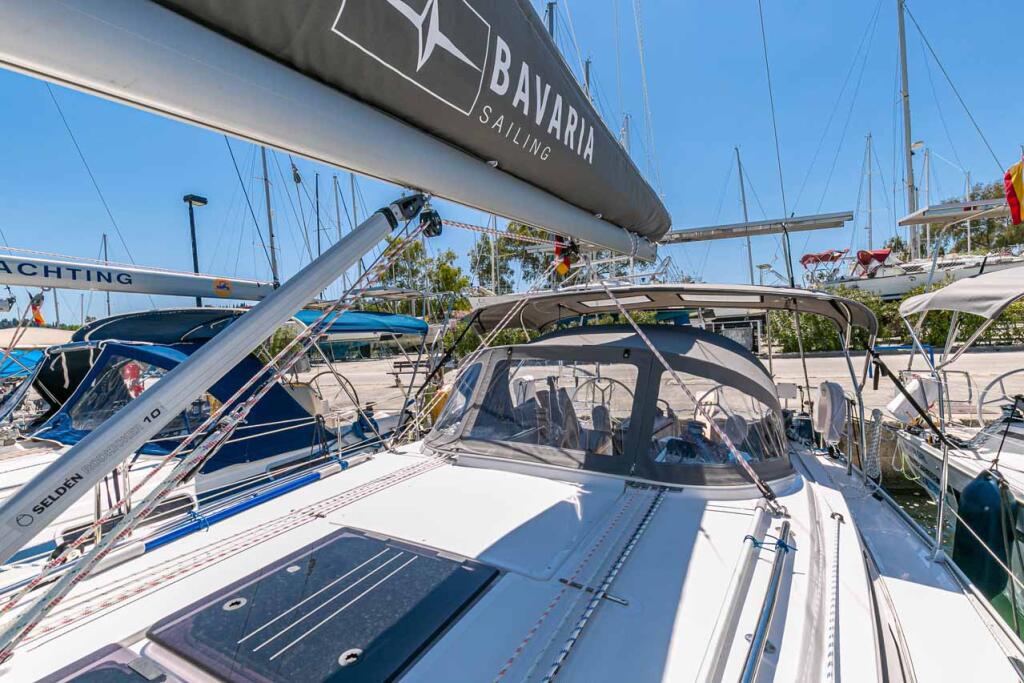 Sailing yacht 