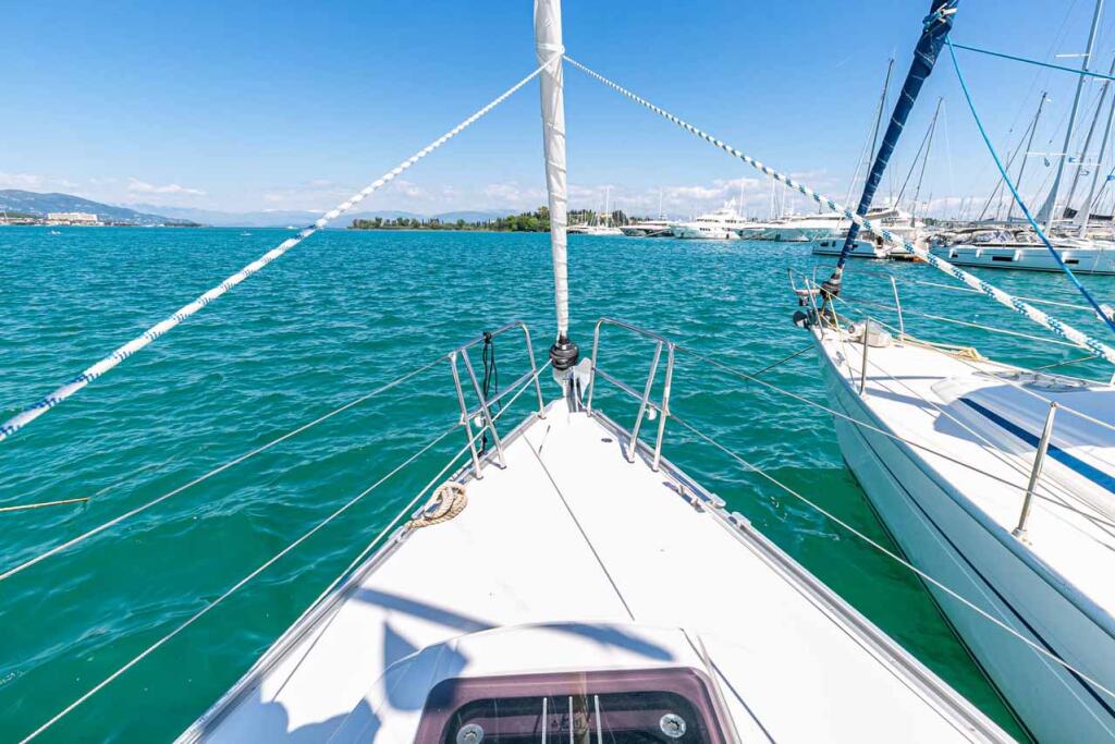 Sailing yacht 