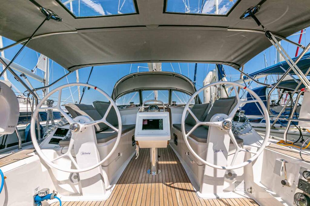 Sailing yacht 