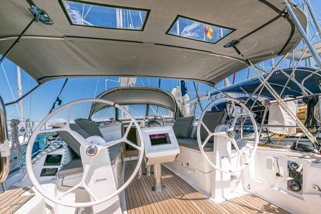 Sailing yacht 