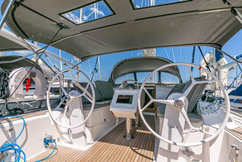 Sailing yacht 