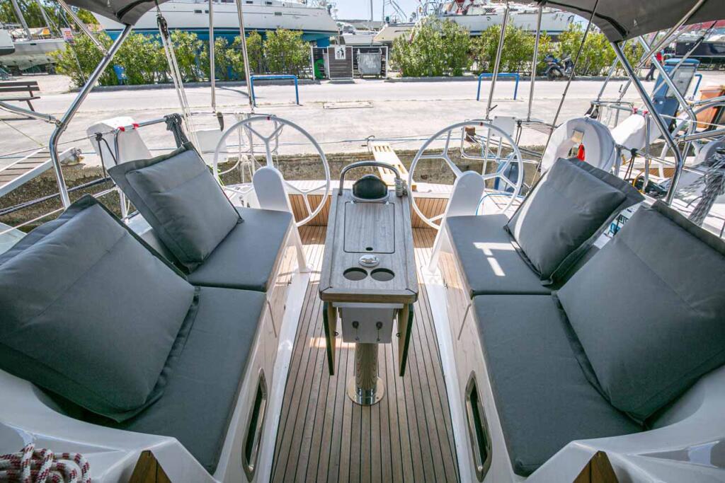 Sailing yacht 