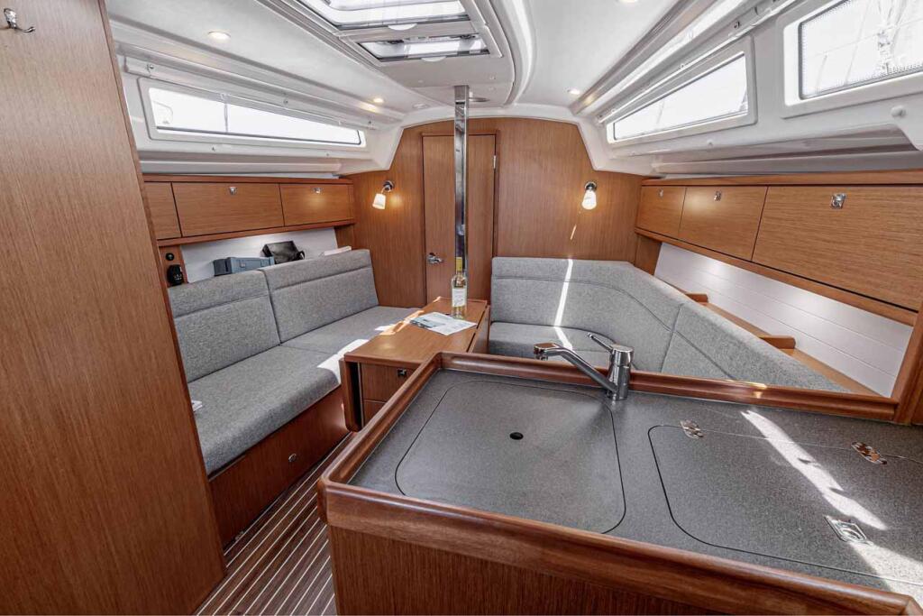 Sailing yacht 