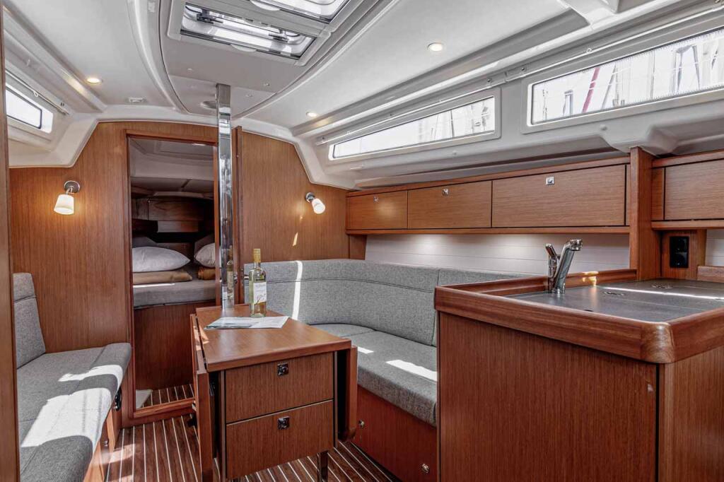 Sailing yacht 