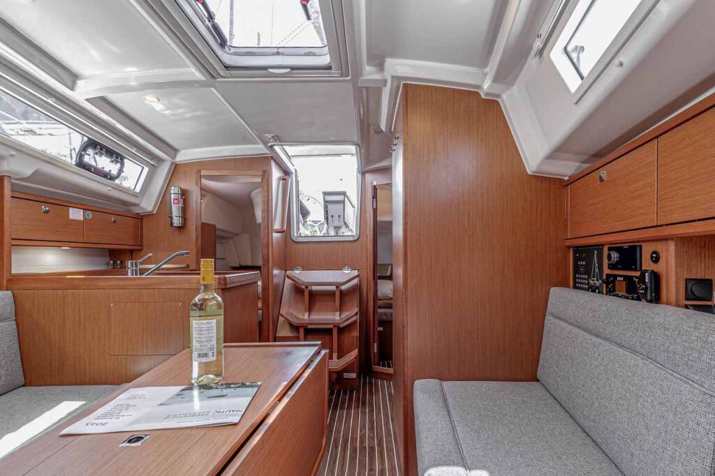 Sailing yacht 
