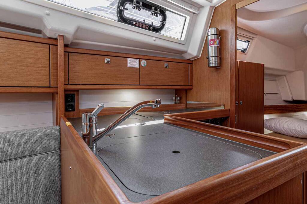 Sailing yacht 
