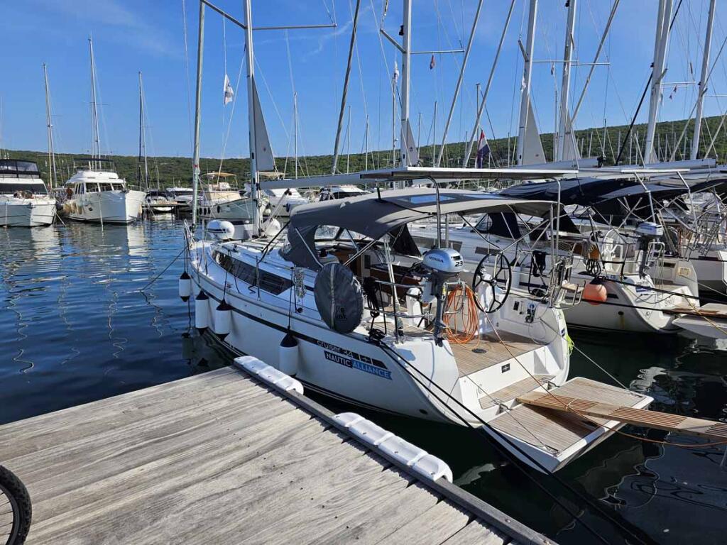 Sailing yacht 