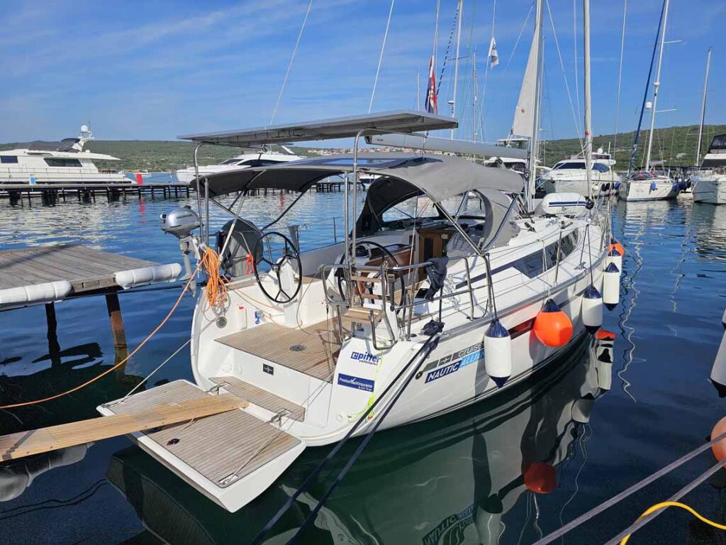 Sailing yacht 