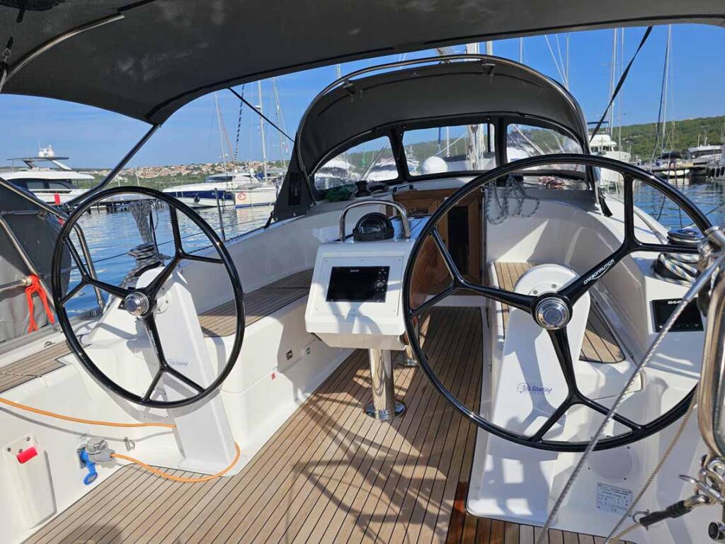 Sailing yacht 