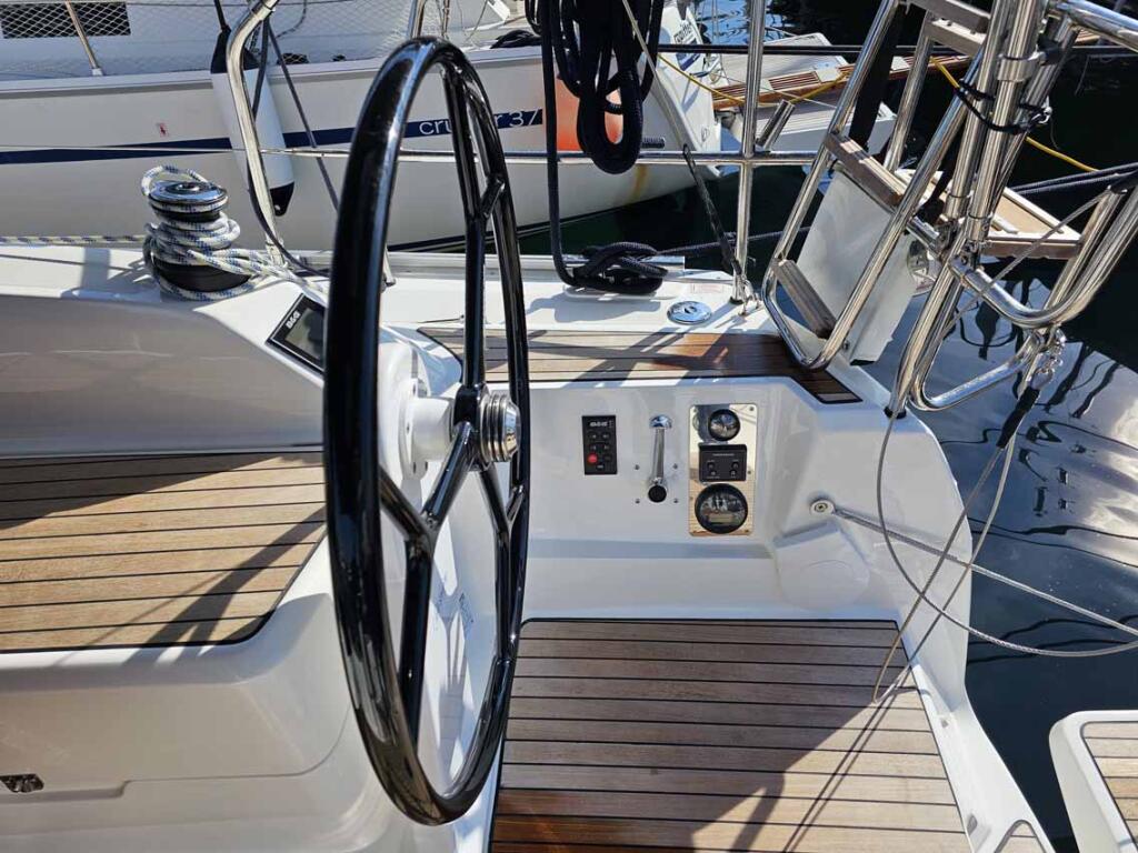 Sailing yacht 