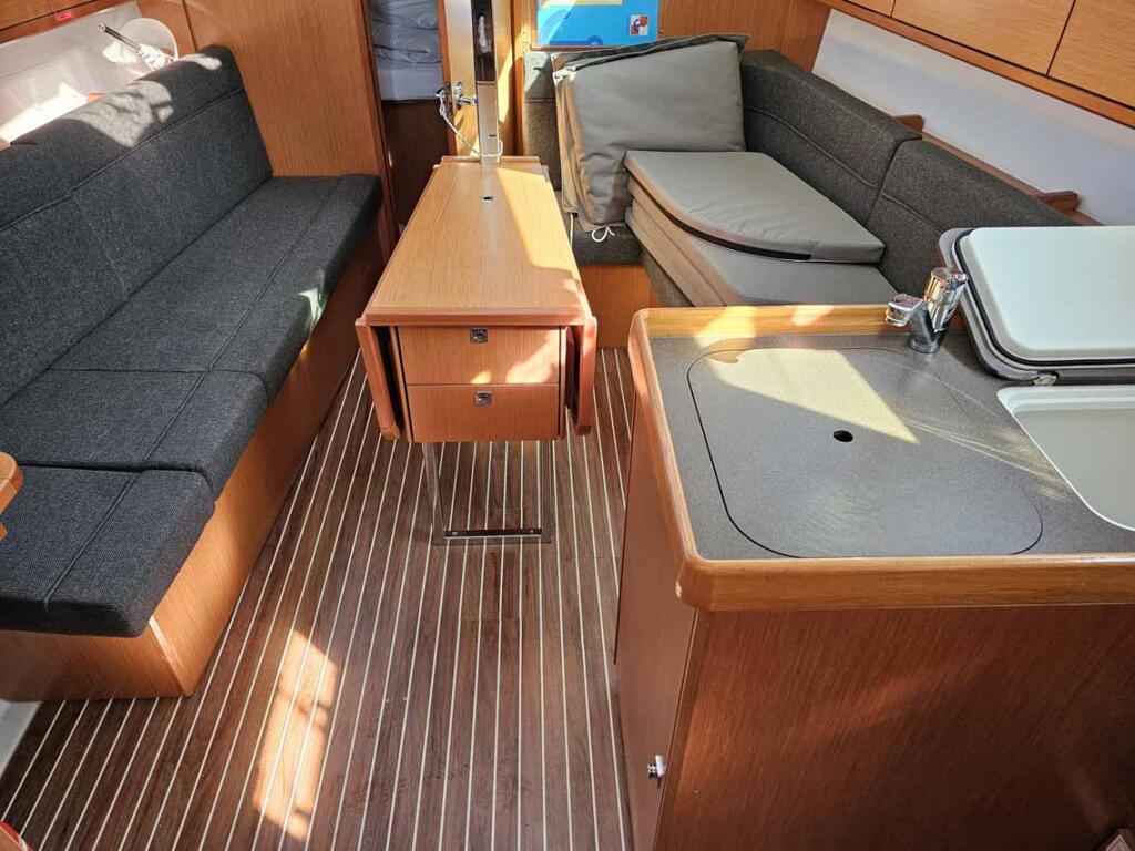 Sailing yacht 