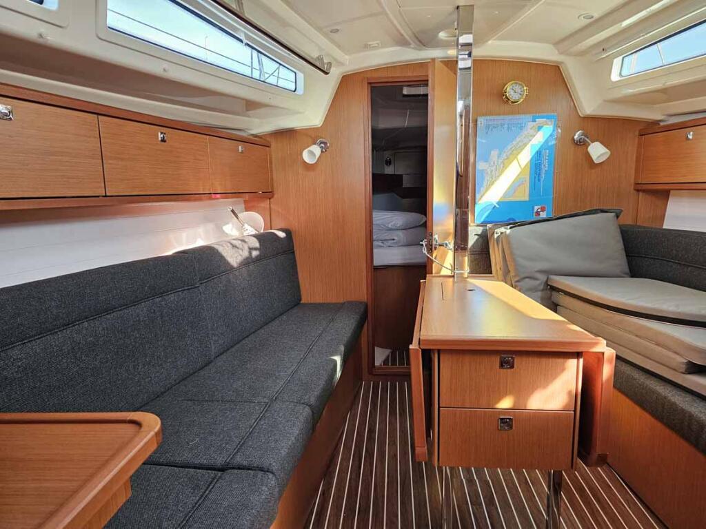 Sailing yacht 