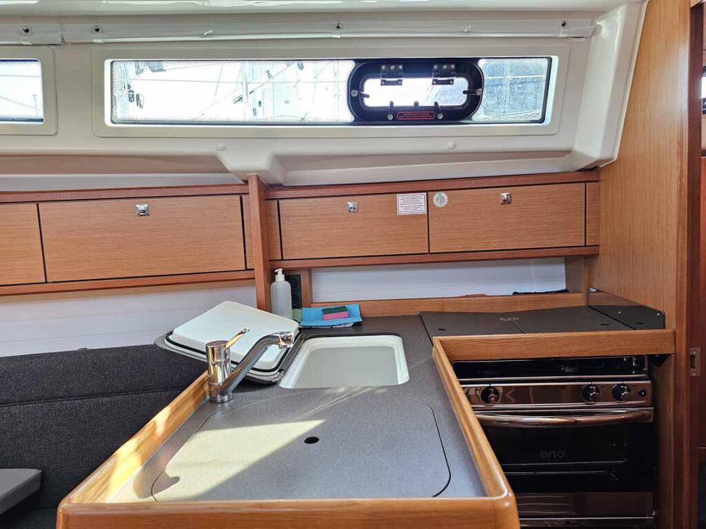 Sailing yacht 