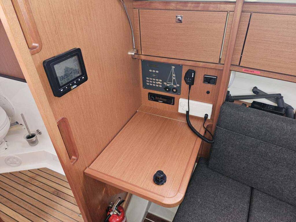 Sailing yacht 