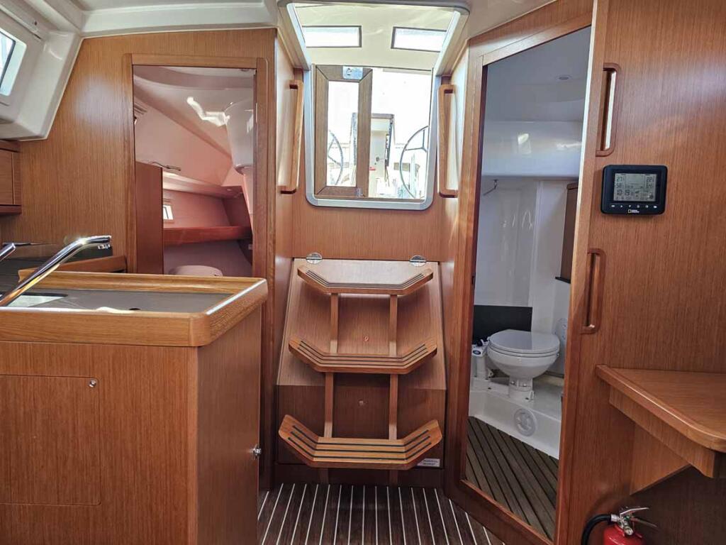 Sailing yacht 