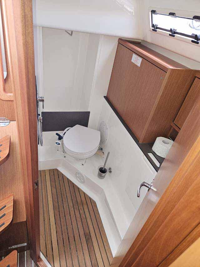Sailing yacht 