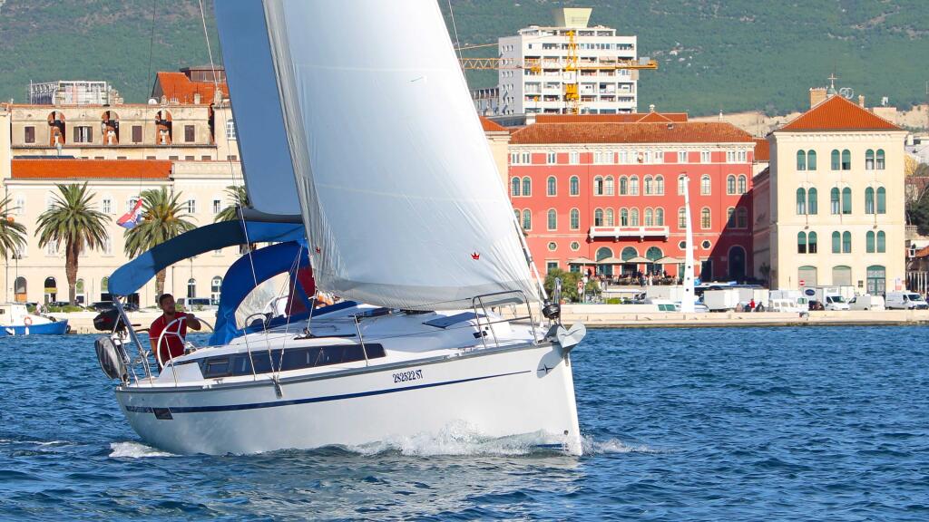Sailing yacht 