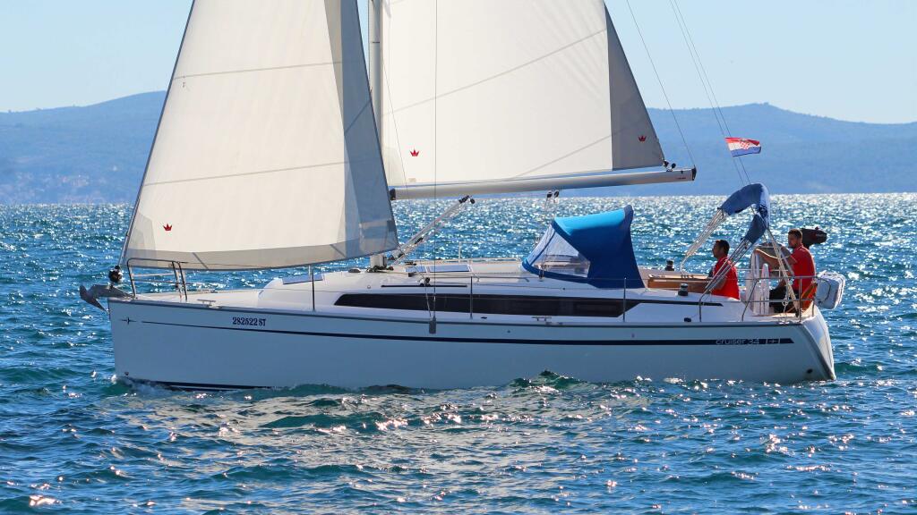 Sailing yacht 