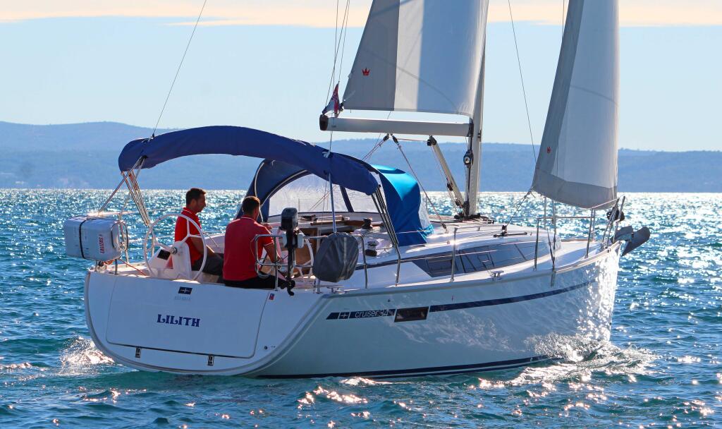 Sailing yacht 