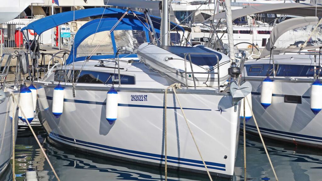 Sailing yacht 