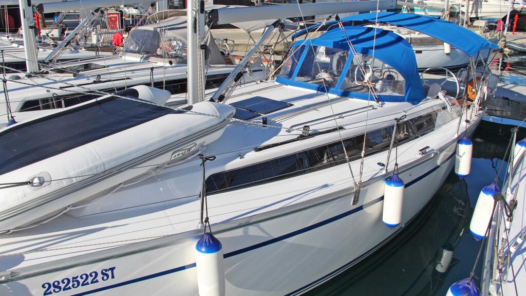 Sailing yacht 