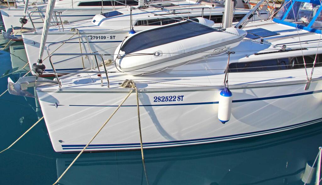 Sailing yacht 