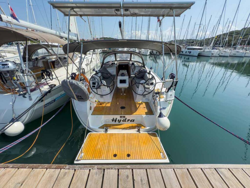 Sailing yacht 