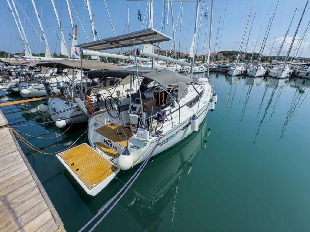 Sailing yacht 