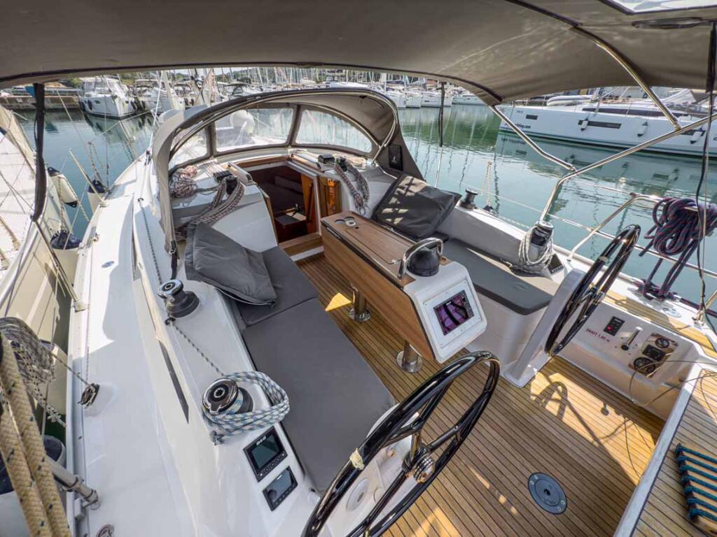 Sailing yacht 